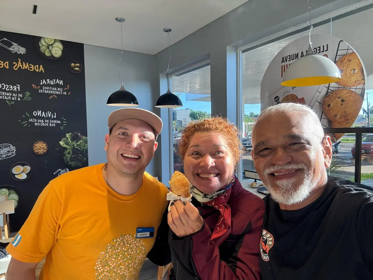 Joelma, Sebastião e o garçom em Posadas, Argentina — aniversário surpresa com média luna