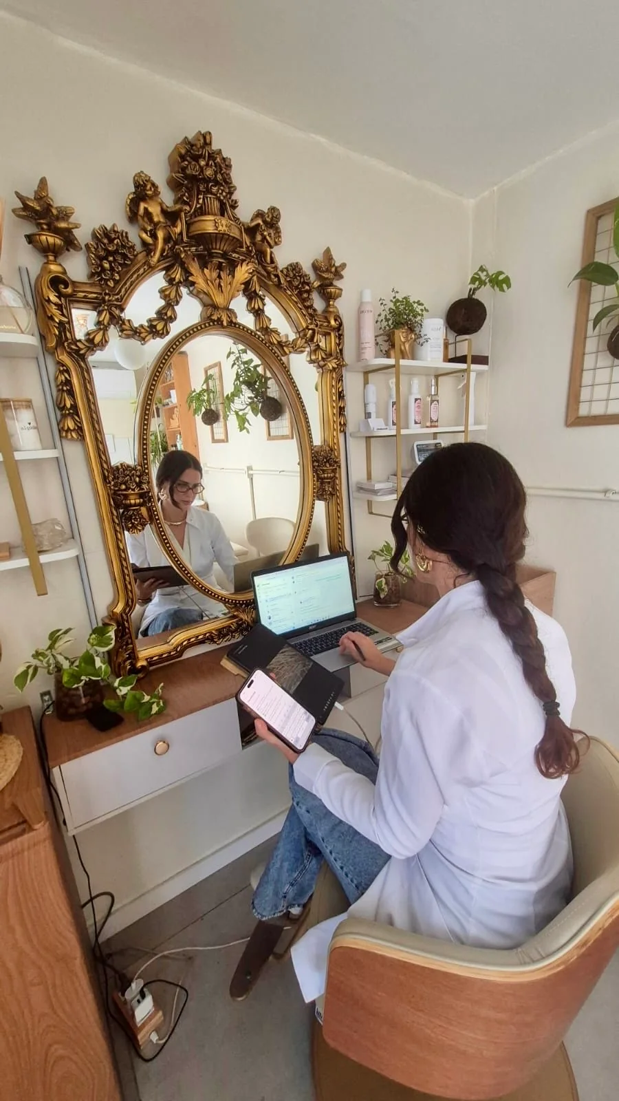 Paula Guimarães refletida em espelho, momento de introspecção