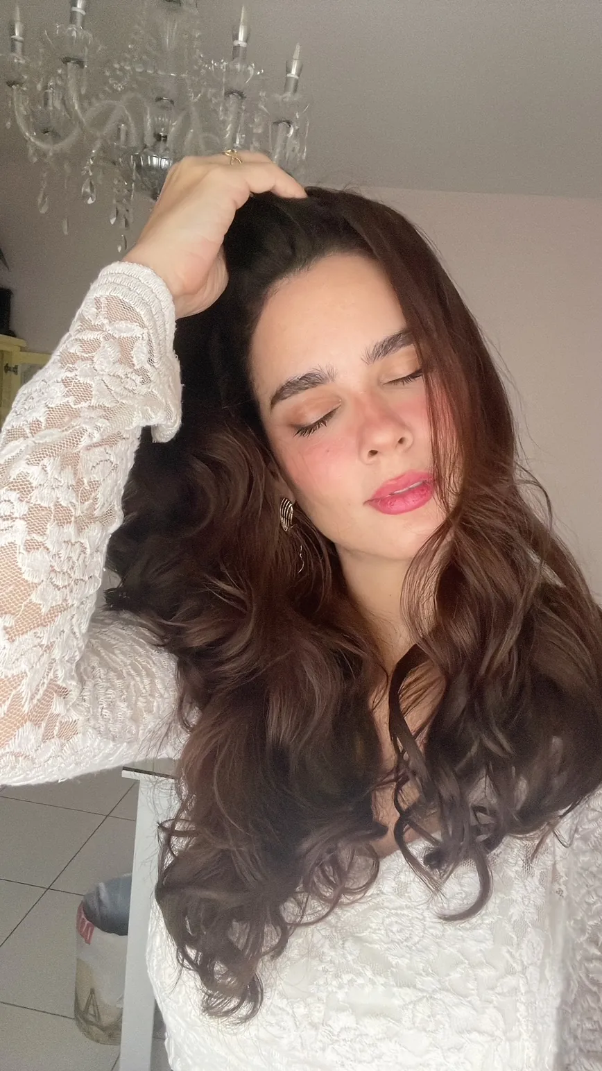 Paula Guimarães em gesto de leveza e liberdade