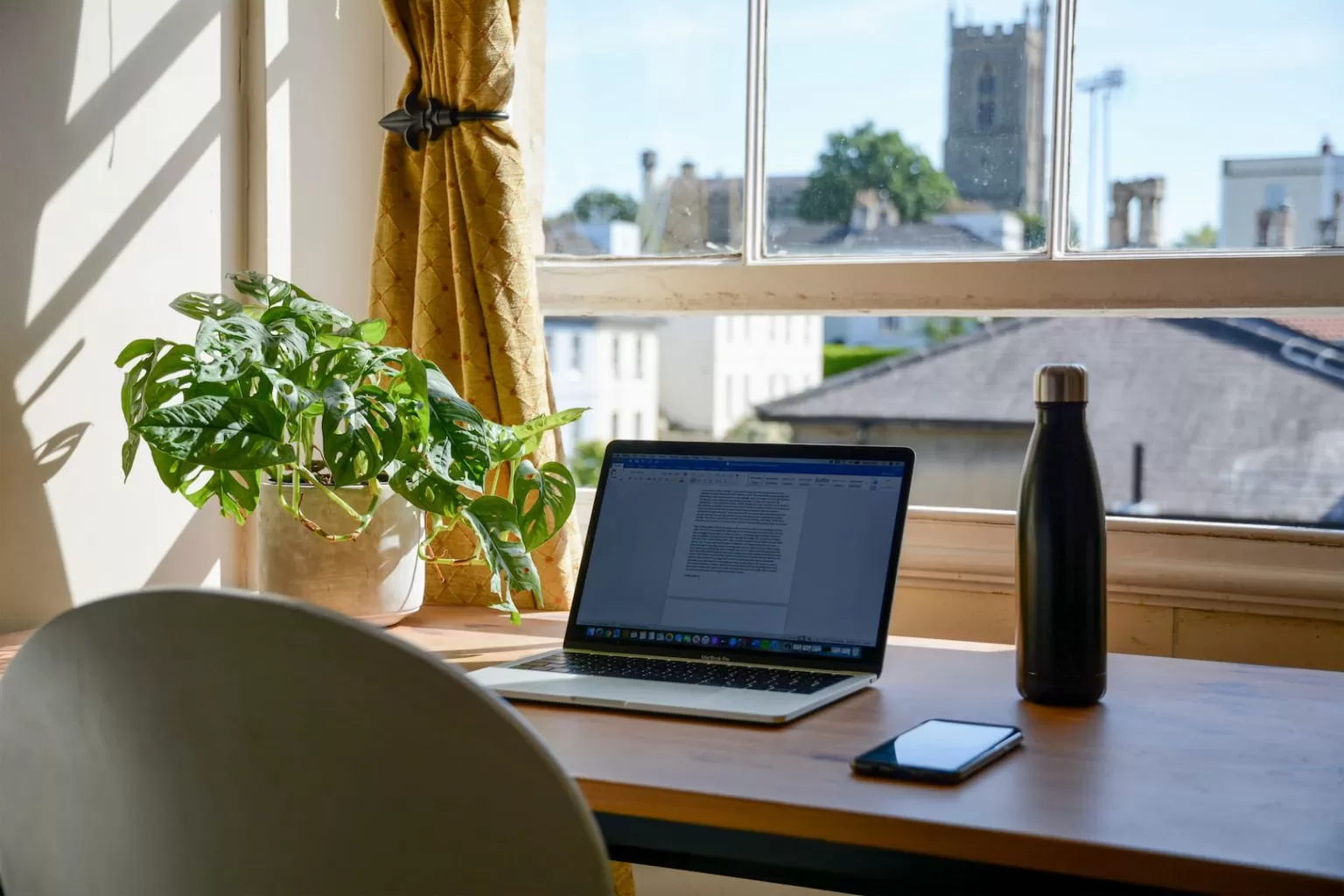 Home office bem iluminado e separado da área de lazer