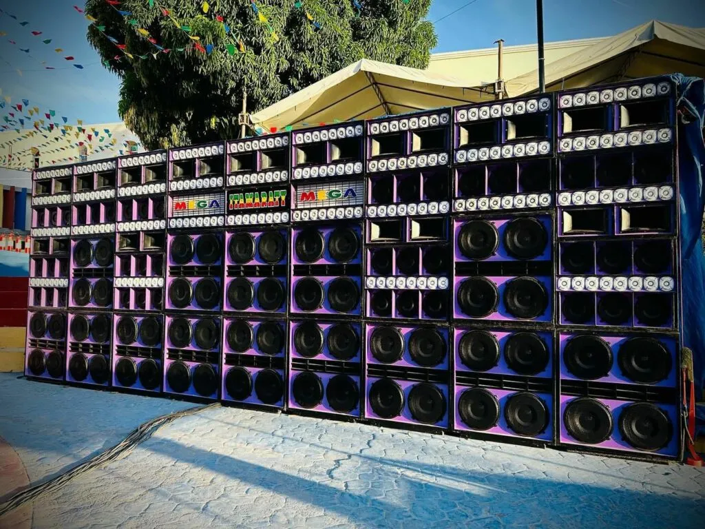 Radiola de reggae em São Luís — paredão de caixas de som com iluminação noturna